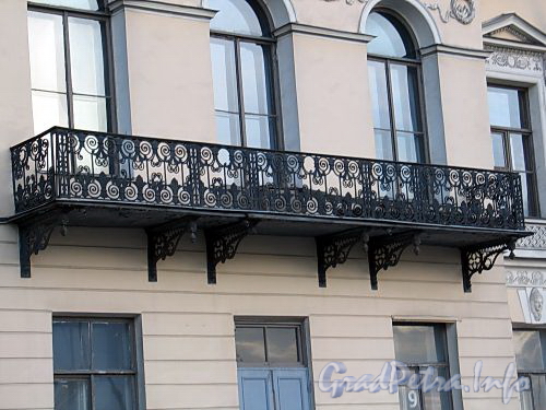 Английская наб., д. 50. Решетка балкона. Фото июнь 2010 г.