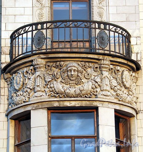 Английская наб., д. 54. Решетка балкона эркера. Фото июнь 2010 г.