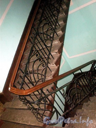 Гродненский пер., д. 2. Решетка перил лестницы. Фото апрель 2010 г.