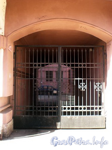 Гродненский пер., д. 14. Решетка ворот. Фото апрель 2010 г.