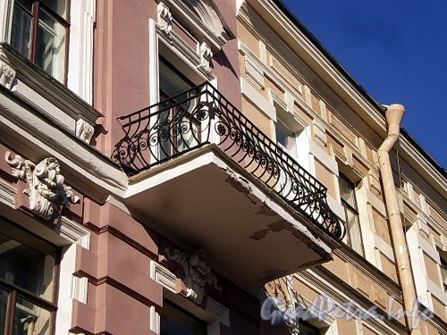 Гродненский пер., д. 14. Решетка балкона. Фото апрель 2010 г.