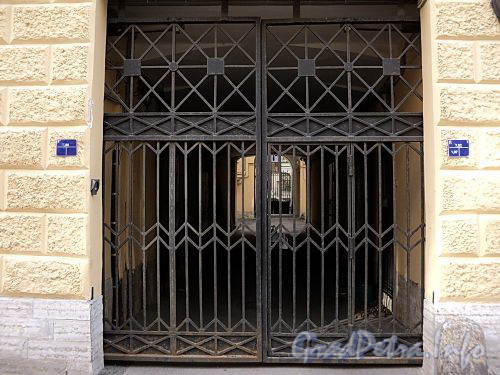 Галерная ул., д. 7. Решетка ворот. Фото июнь 2010 г.