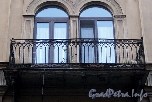 Галерная ул., д. 47. Решетка балкона. Фото июнь 2010 г.