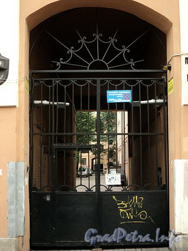 Апраксин пер., д. 9. Решетка ворот. Фото июль 2010 г.