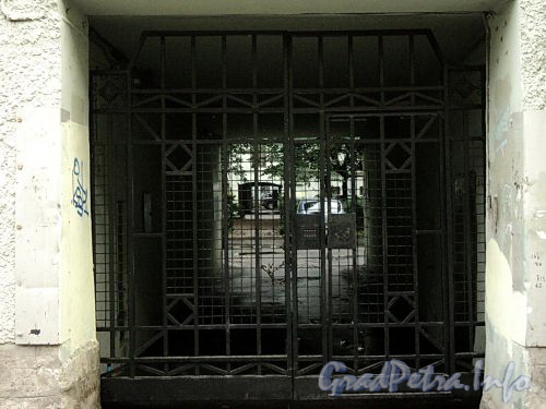 Апраксин пер., д. 11. Решетка ворот. Фото июль 2010 г.