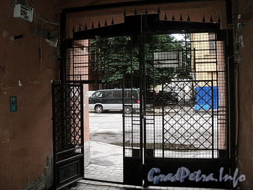 Апраксин пер., д. 15. Решетка ворот. Фото июль 2010 г.