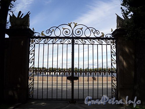 Дворцовая наб., д. 6. Мраморный дворец. Ворота ограды дворцового сада. Фото июнь 2010 г.