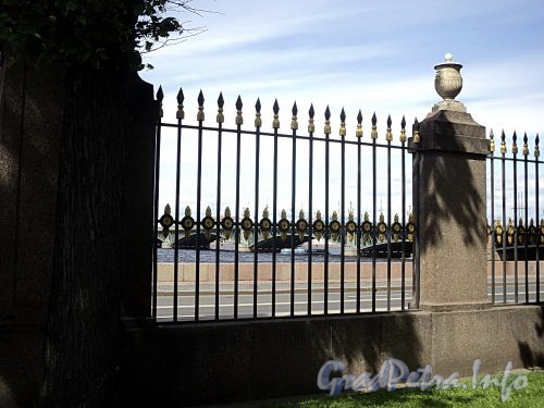 Дворцовая наб., д. 6. Мраморный дворец. Фрагмент ограды дворцового сада. Фото июнь 2010 г.