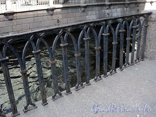 Фрагмент ограды набережной Зимней канавки между Эрмитажным и 1-м Зимним мостами. Фото июнь 2010 г.