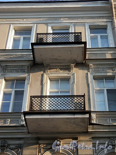 Захарьевская ул., д. 5. Балконы. Фото июль 2010 г.