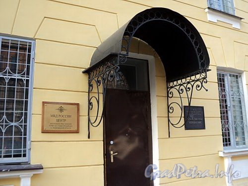 Захарьевская ул., д. 6. Кронштейны козырька входной двери. Фото июль 2010 г.