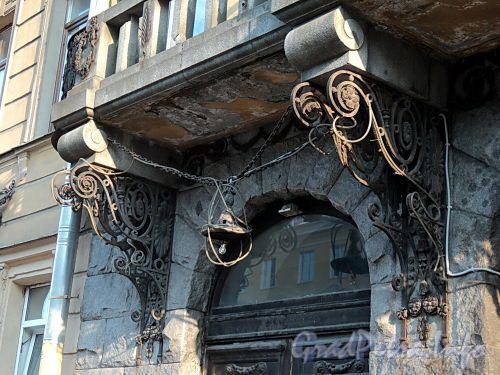Захарьевская ул., д. 9. Кронштейны балкона. Фото июль 2010 г.