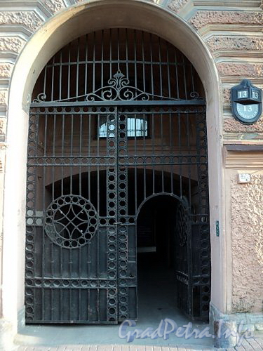 Захарьевская ул., д. 13. Решетка ворот. Фото июль 2010 г.