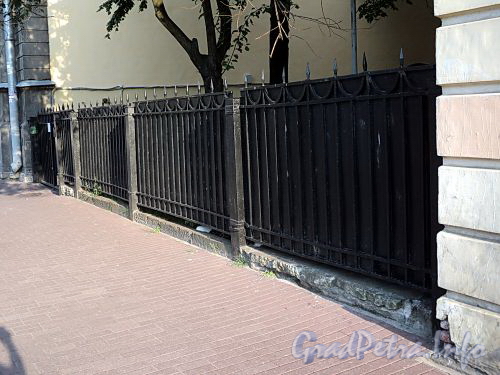 Ограда между домами 17 и 19 по Захарьевской улице. Фото июль 2010 г.