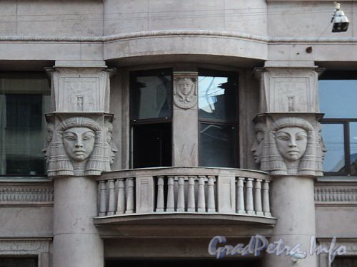 Захарьевская ул., д. 23. Балкон и капители полуколонн в виде женских голов. Фото июль 2010 г.