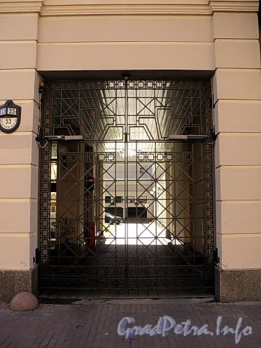 Захарьевская ул., д. 33. Решетка ворот. Фото июль 2010 г.