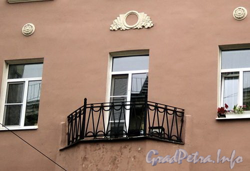 Астраханская ул., д. 26. Решетка балкона эркера. Фото август 2010 г.