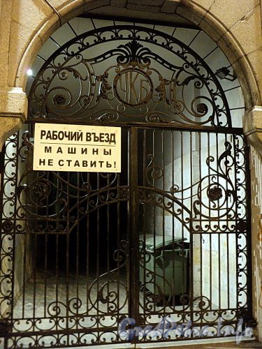 Адмиралтейский пр., д. 4. Решетка ворот при ночной подсветке. Фото июль 2010 г.