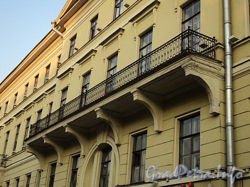 Адмиралтейский пр., д. 8. Решетка балкона. Фото август 2010 г.