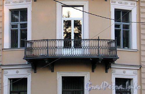 Адмиралтейский пр., д. 10 / Вознесенский пр., д. 2. Решетка углового балкона. Фото август 2010 г.