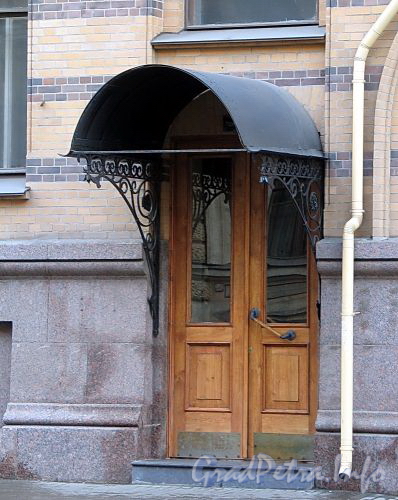 Кирочная ул., д. 1. Кронштейны козырька входной двери. Фото сентябрь 2010 г.