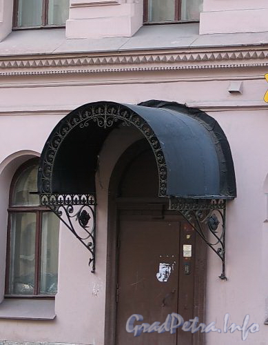 Кирочная ул., д. 3. Кронштейны козырька входной двери. Фото сентябрь 2010 г.