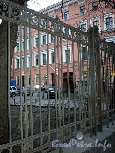 Фрагмент ограды между домами 8 и 8, лит. А по Кирочной улице. Фото декабрь 2009 г.