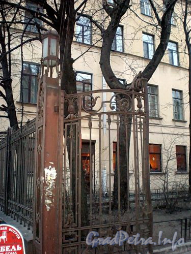 Створка ворот ограды между домами 8 и 8, лит. А по Кирочной улице. Фото декабрь 2009 г.