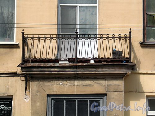 Кирочная ул., д. 8, лит. А (лицевой корпус). Решетка балкона. Фото май 2010 г.