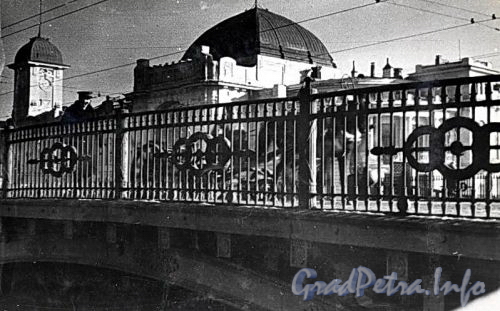 Ограда Введенского моста через Введенский канал в створе Загородного проспекта у Витебского вокзала. Фото с сайта Фотографии старого Санкт-Петербурга