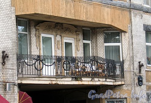 Гангутская ул., д. 16. Решетка балкона. Фото сентябрь 2010 г.