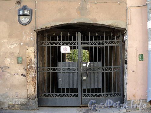 Ул. Радищева, д. 42. Решетка ворот углового корпуса. Фото июль 2010 г.