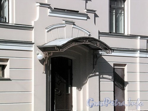Константиновский пр., д. 1 (левый корпус). Кронштейн козырька входной двери. Фото июнь 2010 г.