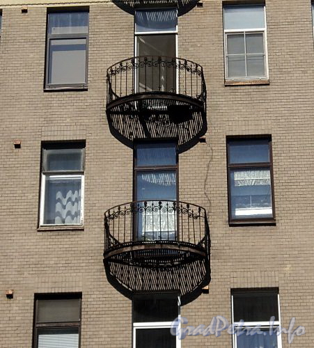 Тверская ул., д. 2. Пол балконов исполнен из частого ряда железных прутьев. Фото август 2010 г.