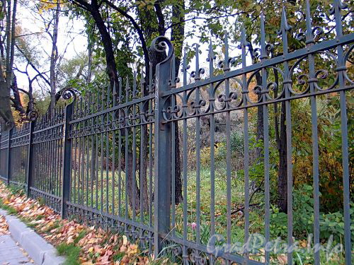 Ограда парка Лесотехнической академии. Фото октябрь 2010 г.