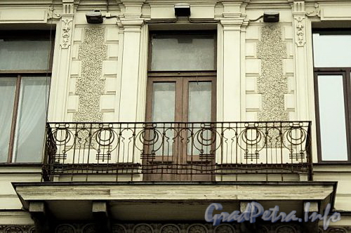 Наб. Кутузова, д. 12. Решетка балкона. Фото сентябрь 2010 г.