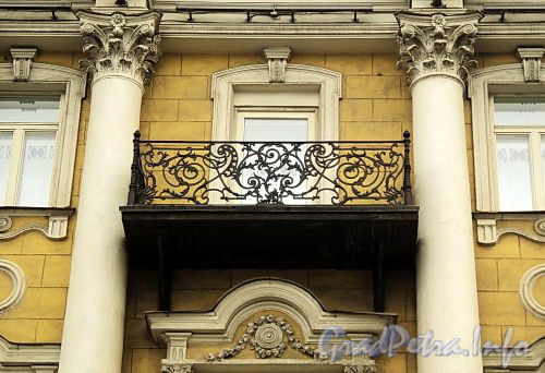 Наб. Кутузова, д. 16. Решетка балкона. Фото сентябрь 2010 г.