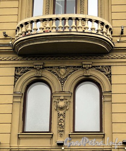 Наб. Кутузова, д. 18. Фрагмент фасада с балконом. Фото сентябрь 2010 г.
