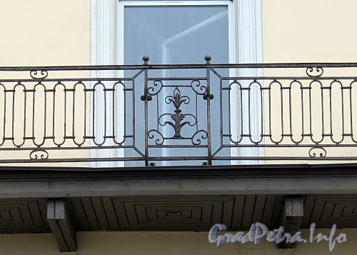 Наб. Кутузова, д. 36. Фрагмент решетки балкона. Фото сентябрь 2010 г.