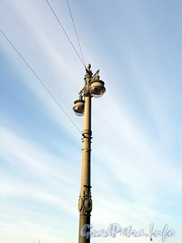 Фонарь Ушаковского моста. Фото апрель 2010 г.