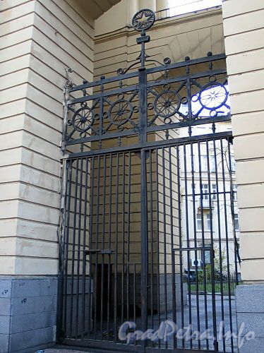 Ворота между корпусами домов 3 и 5 по улице Бонч-Бруевича. Фото октябрь 2010 г.