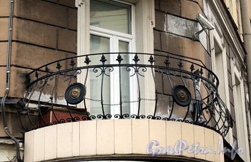 Смольный пр., д. 3 / ул. Бонч-Бруевича, д. 2. Решетка углового балкона. Фото октябрь 2010 г.