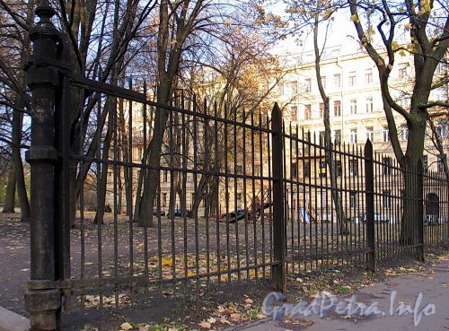 Ограда сквера между домами 2 и 6 по Смольному проспекту. Фото октябрь 2010 г.