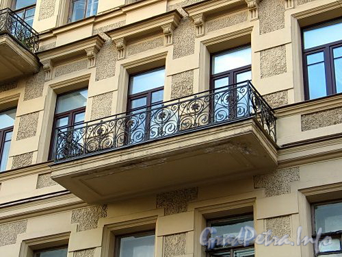 Смольный пр., д. 6. Балкон. Фото октябрь 2010 г.