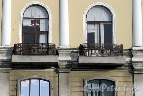 Пироговская наб., д. 17. Балконы. Фото октябрь 2010 г.