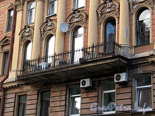 Верейская ул., д. 2. Балкон. Фото август 2010 г.