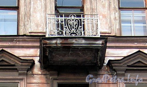 Верейская ул., д. 18. Решетка балкона. Фото август 2010 г.