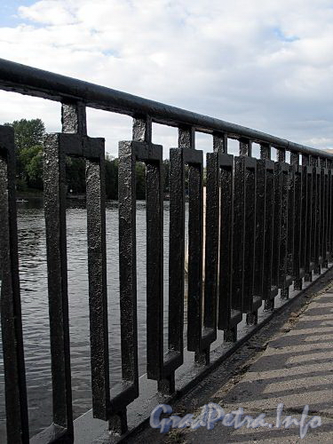 Фрагмент ограды Молодежного моста. Фото сентябрь 2010 г.