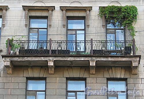 Рузовская ул., д. 9. Центральный балкон. Фото август 2010 г.