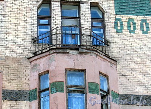 Рузовская ул., д. 17. Решетка балкона эркера. Фото май 2010 г.